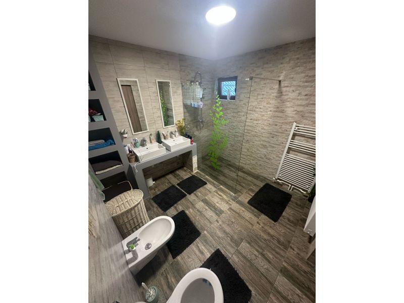 🏡 De vânzare - Casă cu 7 camere, complet renovată și modernizată, în Dorolt (8)