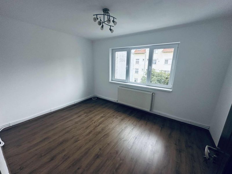 Apartament 3 camere renovat complet – Carei, zona Zăgănescu |