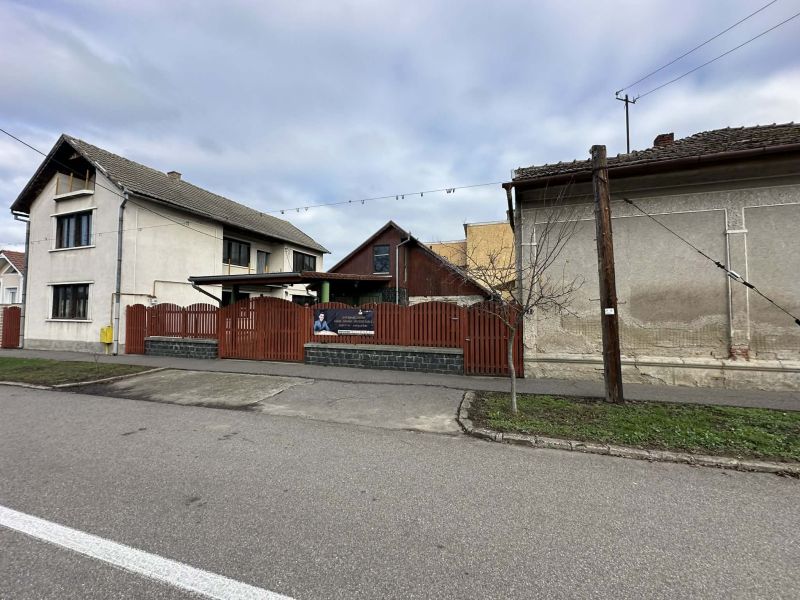 Proprietate rară de vânzare în Carei: două case pe aceeași parcelă, situate pe strada Oborului
