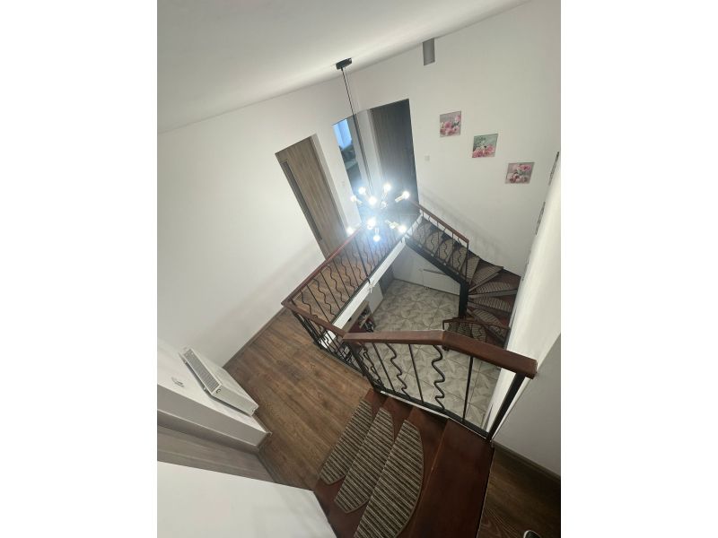🏡 De vânzare - Casă cu 7 camere, complet renovată și modernizată, în Dorolt (5)