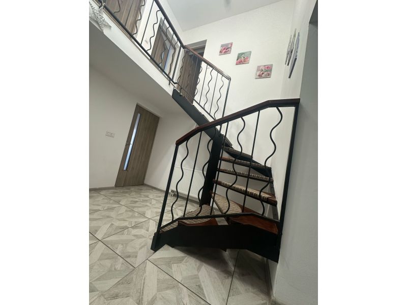 🏡 De vânzare - Casă cu 7 camere, complet renovată și modernizată, în Dorolt